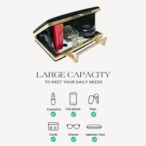Détail de la pochette de soirée en velours noir montrant le rangement du téléphone et maquillage