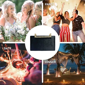 Détail d'une pochette en velours noir avec strass scintillants pour soirées et mariages