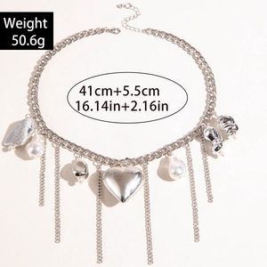 Collana con cuore argentato con nappe, perle barocche e catena in metallo spessa