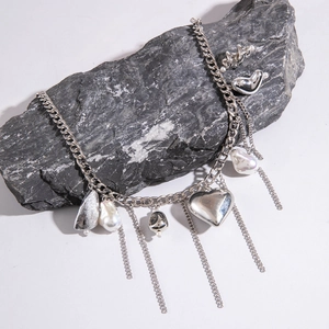 Collana con nappe d'argento con ciondolo a cuore e perle barocche su pietra