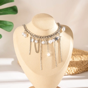 Dettaglio della collana a cuore argento con accenti di perle e nappine di strass