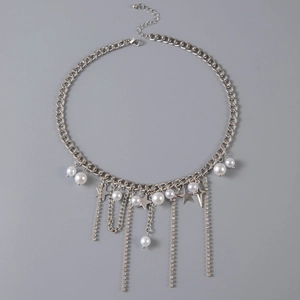 Dettaglio collana a cuore argento con perle e nappe di strass brillanti