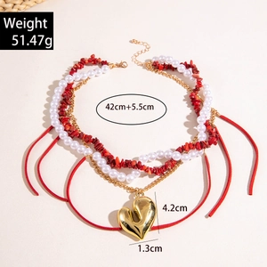 Collana multistrato con perle sintetiche e pietre rosse e grande ciondolo a cuore