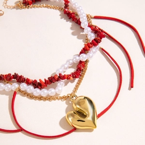 Collana multistrato bohémien con pietre rosse, perle e grande ciondolo a cuore