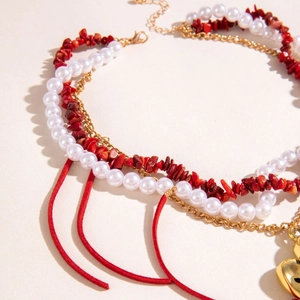 Collana multistrato con perle sintetiche, pietre rosse e ciondolo a cuore dorato