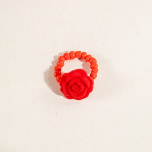 Handgefertigter Ring mit roter Samtrose und orangefarbenen Perlen für den Valentinstag