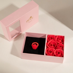 Modischer roter Rosenring in rosa Geschenkbox mit sechs Deko-Rosen zum Valentinstag