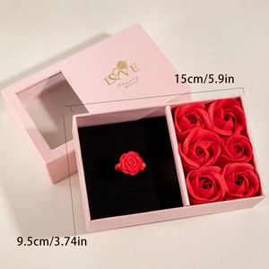 Rosa Geschenkbox mit einem roten Rosenring und sechs Seifenblumen mit Goldaufschrift