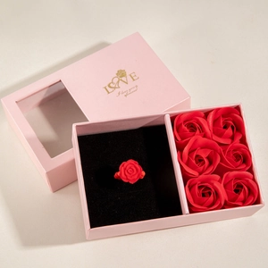 Romantische Geschenkbox mit rotem Rosenring aus Harz und sechs Seifenblumen für Valentinstag