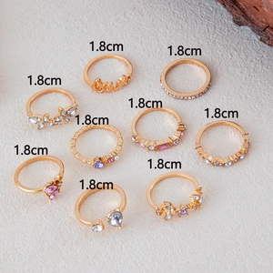 Set di 9 anelli dorati con fiori, farfalla e scritta Love nella misura di 1,8 cm