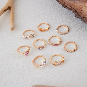 Set di 9 anelli in oro rosa con strass colorati, design a farfalla e scritta Love