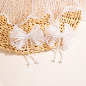 Boucles d'oreilles nœud blanc avec pendentif fraise et perles pour femmes élégantes
