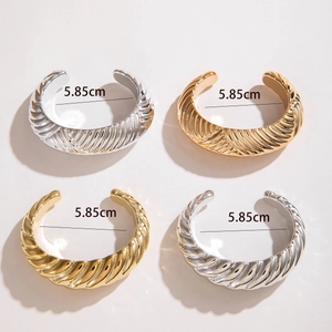 Vue détaillée de bracelets joncs torsadés dorés et argentés au design ouvert
