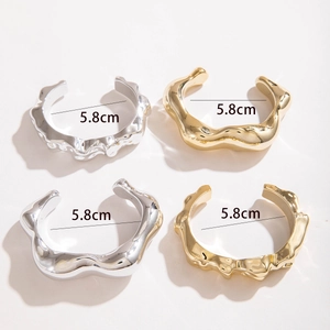 Détail de bracelets lava or et argent avec mesure du diamètre intérieur de 5,8 cm