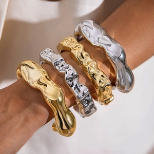 Ensemble de bracelets ouverts en métal texturé ondulé plaqué or et argent brillant