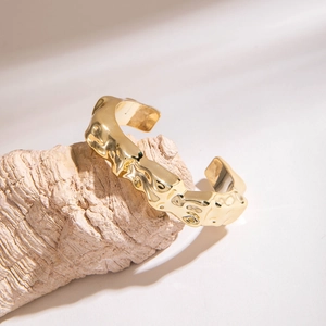 Détails du bracelet jonc CCB doré avec texture irrégulière effet lave en gros plan