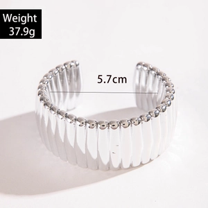 Vue détaillée du bracelet jonc argenté montrant le diamètre de 5,7cm et le poids 37,9g