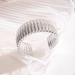 Détail macro du bracelet jonc argenté large avec motif cylindrique industriel