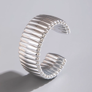 Vue détaillée d'une bague Tubogas argentée avec texture côtelée et fini métallique