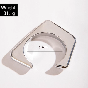 Bracelet jonc argenté détaillé montrant un poids de 31,1g et un diamètre de 5,7cm