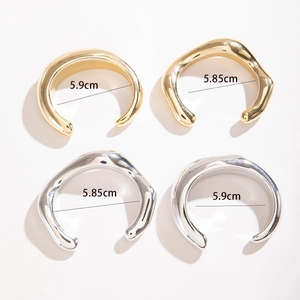 Vue détaillée de bracelets CCB polis avec diamètres intérieurs de 5,85 cm et 5,9 cm
