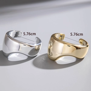 Détail d'un bracelet ouvert ondulé avec un diamètre interne de 5,76 cm en or et argent