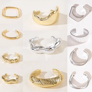 Ensemble de bracelets ouverts minimalistes plaqués or et argent aux textures