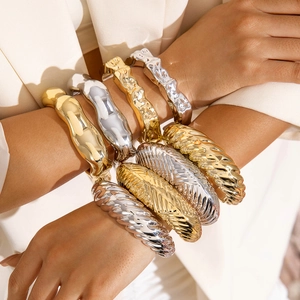 Ensemble de bracelets joncs à texture de lave et torsadés avec placage or et argent