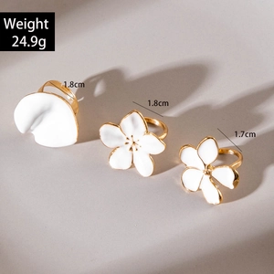 Ensemble de 3 bagues dorées avec fleurs en émail blanc et designs géométriques goutte