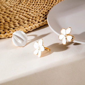 Ensemble de bagues à fleurs en émail blanc et anneaux géométriques dorés