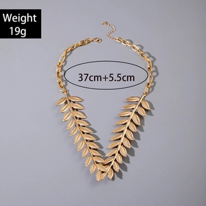 Detail of 19g retro gold leaf necklace with 37cm thick chain and lobster clasp