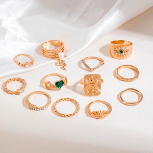 Détail du lot de 11 bagues dorées vintage avec pierres vertes et perles