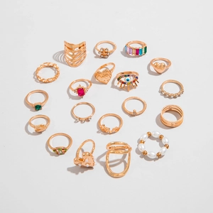 Ensemble de 18 bagues dorées avec strass colorés, perles et motifs géométriques variés