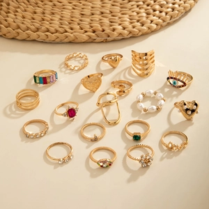 Détail d'un lot de 18 bagues bohèmes dorées avec pierres colorées et perles