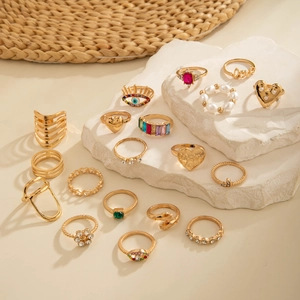 Lot détaillé de 17 bagues vintage en alliage doré avec motifs cœur, serpent et perle