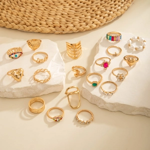 Détails d'un lot de 17 bagues dorées bohèmes avec motifs cœur, œil et perles