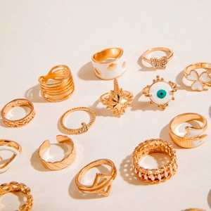Détails de bagues bohèmes dorées avec émail blanc et accents de strass brillants