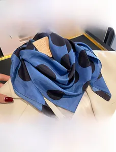 Dettaglio foulard blu a pois 65x65cm in misto 70% cotone e 30% seta dalla trama pregiata