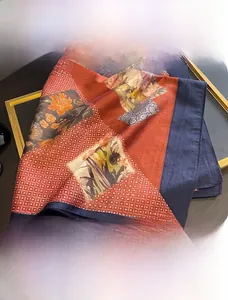 Detail of 65x65cm scarf made of 70% cotton and 30% silk with floral print and navy border