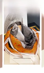 Detail van zijden katoenmix vierkante sjaal met artistieke oranje en grijze print