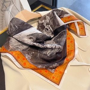 Modieuze zijden sjaal met vintage print en oranje bloemenrand op blazer
