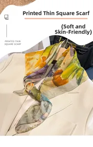 Détail d'un foulard carré en soie et coton avec imprimé aquarelle sur un blazer blanc