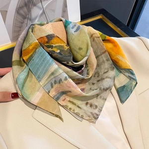 Foulard carré en soie mélangée à imprimé abstrait drapé sur un blazer beige