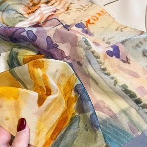 Carré de soie et coton de luxe avec imprimé floral aquarelle artistique et texture lisse