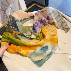 Foulard en soie mélangée avec imprimé aquarelle artistique sur un blazer beige