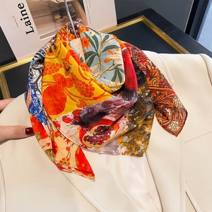 Vintage Seidenschal mit Granatapfelmuster elegant auf einem beigen Blazer drapiert