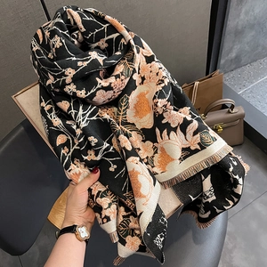 Gros plan du châle floral en jacquard au toucher cachemire avec franges élégantes