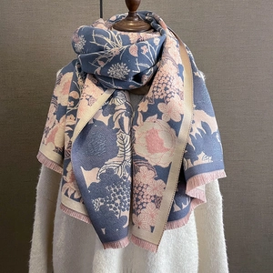 Vue détaillée de l'écharpe en imitation cachemire avec jacquard floral et franges