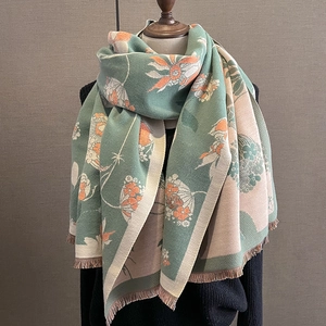 Châle pashmina vert sauge avec motif floral orange et bordures à franges