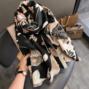 Détail d'une écharpe fleurie élégante avec franges sur tissu pashmina épais